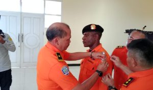 Penyematan tanda pengenal kepada peserta pelatihan – Surya Papua/Yulianus Bwariat
