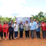 Foto bersama pihak perusahaan dan TP PKK Kabupaten Boven Digoel serta TP PKK Provinsi Papua – Surya Papua/IST