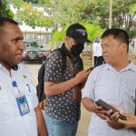 Kepala Dinas Kominfo Kabupaten Merauke, Thomas Kimko sedang berikan keterangan pers – Surya Papua/Frans Kobun
