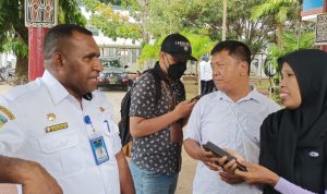 Kepala Dinas Kominfo Kabupaten Merauke, Thomas Kimko sedang berikan keterangan pers – Surya Papua/Frans Kobun