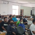 Karyawan TSE Group yang akan melakukan tes narkoba melalui pengambilan urine – Surya Papua/Frans Kobun