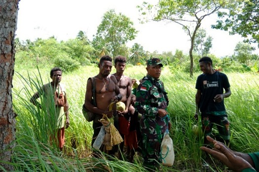 Sagero yang diamankan dan segera dimusnahkan dengan dituangkan ke tanah – Surya Papua/IST