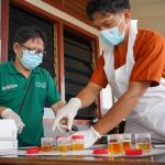 Urine karyawan yang diambil untuk ditest sekaligus mengetahui apakah positif atau negative narkoba – Surya Papua/IST