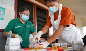Urine karyawan PT PAL yang diambil sekaligus untuk diuji di laboratorium sekaligus dapat diketahui apakah positif atau negative narkoba – Surya Papua/IST