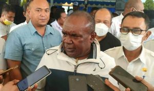 Bupati Merauke, Romanus Mbaraka saat diwawancarai sejumlah wartawan – Surya Papua/Frans Kobun