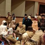 Bupati Merauke, Romanus Mbaraka sedang bersalaman dengan para kepala sekolah – Surya Papua/Frans Kobun