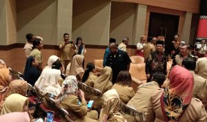 Bupati Merauke, Romanus Mbaraka sedang bersalaman dengan para kepala sekolah – Surya Papua/Frans Kobun