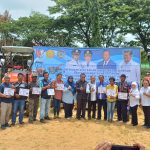 Anggota Komisi IV DPR RI, Sulaeman Hamzah sedang foto bersama dengan petani penerima alsintan – Surya Papua/Yulianus Bwariat