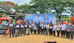 Anggota Komisi IV DPR RI, Sulaeman Hamzah sedang foto bersama dengan petani penerima alsintan – Surya Papua/Yulianus Bwariat