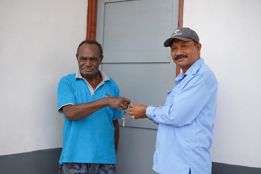Penyerahan kunci rumah kepada Richard Koula oleh pihak perusahan – Surya Papua/IST