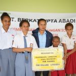 Bantuan beasiswa dari TSE Group yang diserahkan anak-anak tuan dusun yang sedang mengenyam pendidikan – Surya Papua/IST