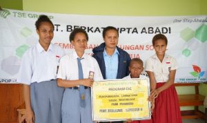 Bantuan beasiswa dari TSE Group yang diserahkan anak-anak tuan dusun yang sedang mengenyam pendidikan – Surya Papua/IST