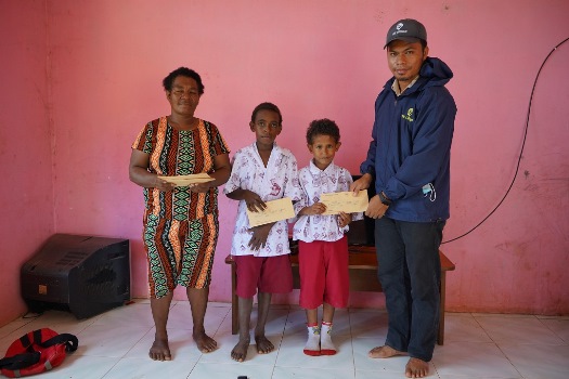 Penyerahan beasiswa kepada anak-anak SD  oleh TSE Gropu – Surya Papua/IST