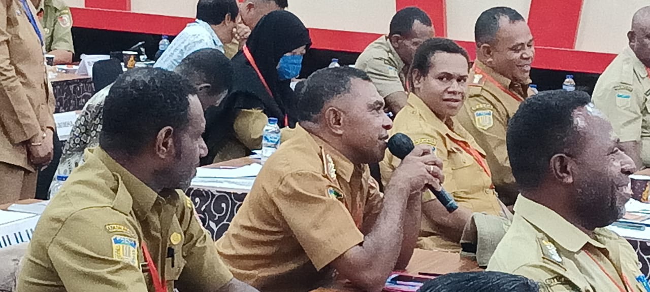 Kepala Distrik Kimaam sedang menyampaikan beberapa hal penting yang dialami masyarakat – Surya Papua/Frans Kobun