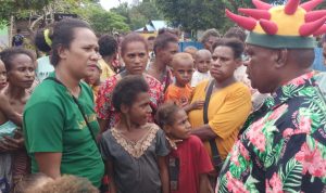 Mama-mama di Kampung Senegi sedang berdialog dengan Bupati Merauke, Romanus Mbaraka – Surya Papua/Frans Kobun