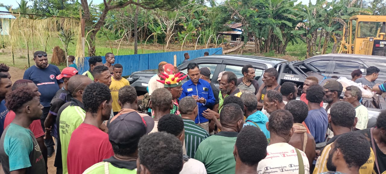 Bupati Merauke, Romanus Mbaraka dikeliling warga sambil menyampaikan beberapa persoalan yang terjadi di kampungnya – Surya Papua/Frans Kobun