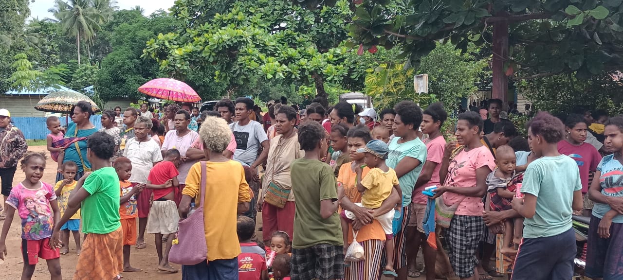 Ratusan masyarakat di Kampung Senegi yang sedang bersama Bupati Merauke, Romanus Mbaraka – Surya Papua/Frans Kobun