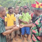Bupati Merauke, Romanus Mbaraka sedang menyerahkan uang segar senilai Rp 10 juta kepada Kepala Kampung Senegi untuk masyarakat setempat – Surya Papua/Frans Kobun
