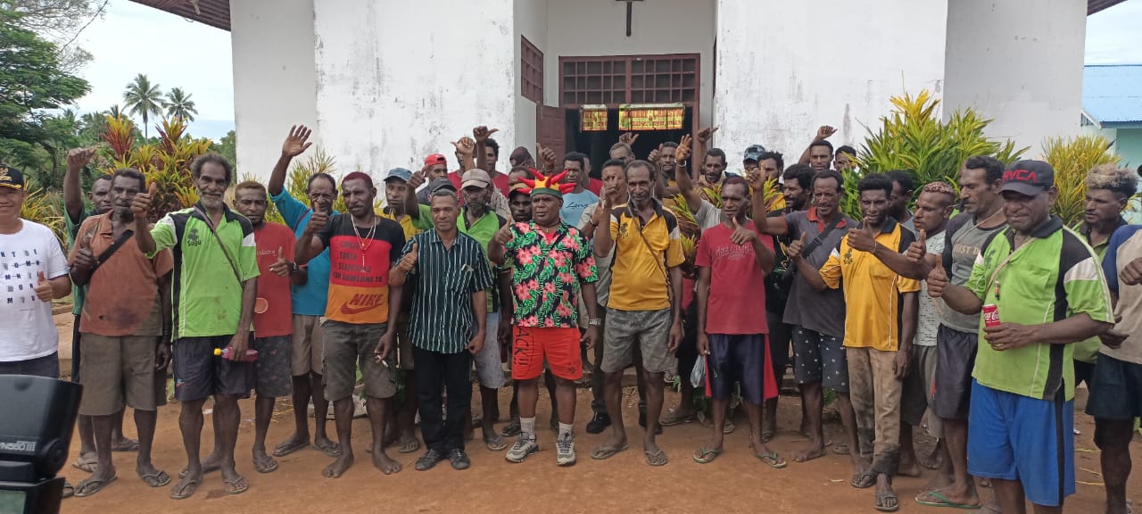 Masyarakat Kampung Kaliki  foto bersama Bupati Merauke, Romanus Mbaraka – Surya Papua/Frans Kobun