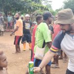 Anak-anak di Kampung Kaliki sedang antri untuk mendapatkan minuman kaleng – Surya Papua/Frans Kobun