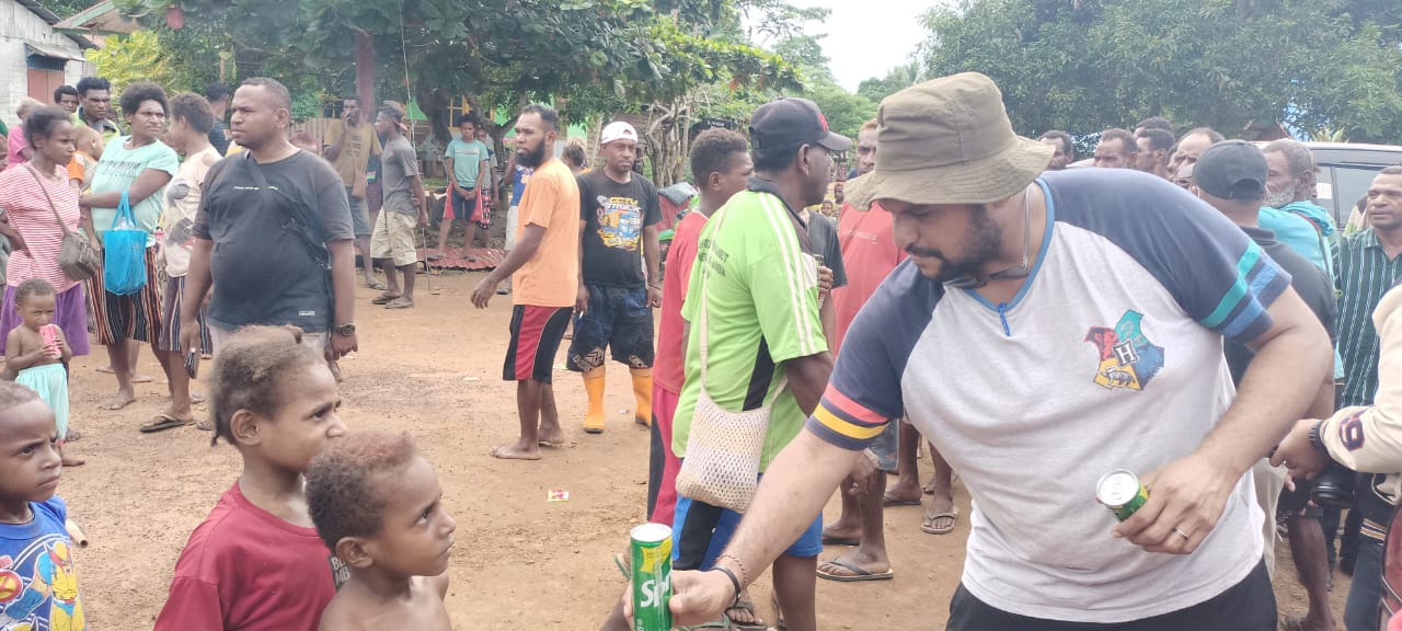 Anak-anak di Kampung Kaliki sedang antri untuk mendapatkan minuman kaleng – Surya Papua/Frans Kobun