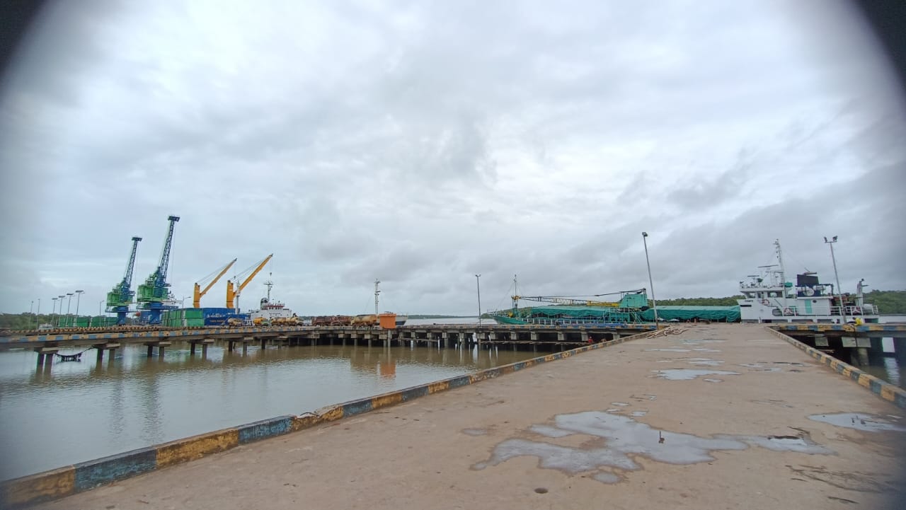 Kapal-kapal sedang berlabuh dan di pelabuhan dan tidak melakukan aktivitas di laut – Surya Papua/Yulianus Bwariat