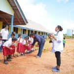 Anak-anak di SDN Camp PT Papua Agro Lestari diajari menyikap gigi yang baik – Surya Papua/IST