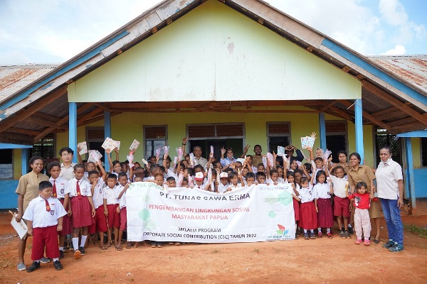 Anak-anak sedang foto bersama dengan TSE Group – Surya Papua/IST