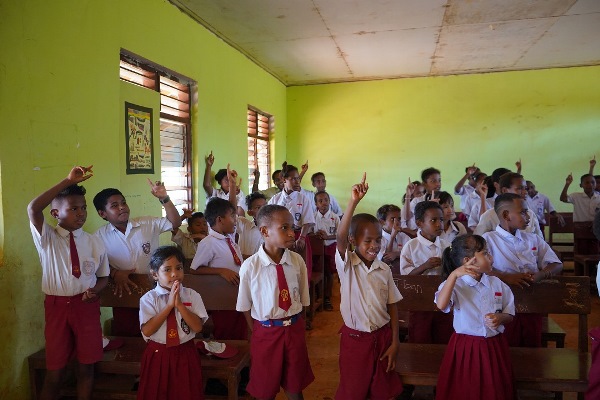 Sejumlah anak sedang mengangkat tangan saat kegiatan belajar mengajar di sekolah 