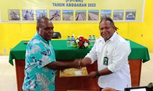 Penyerahan hasil pekerjaan program percepatan peningkatan tata guna air irigasi kepada Bupati Merauke, Romanus Mbaraka – Yulianus Bwariat