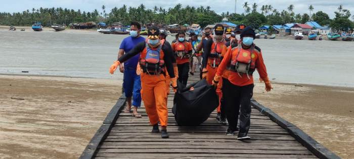 ABK KMN Ika Rakki sedang dievakuasi tim gabungan SAR untuk dibawa ke RSUD Merauke – Surya Papua/IST