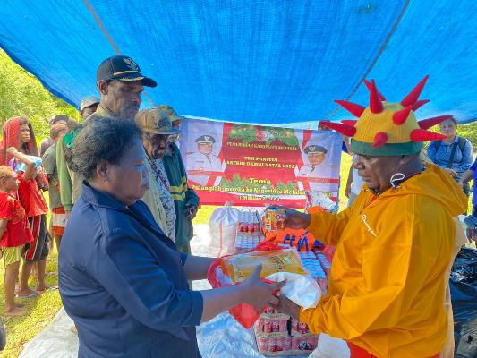 Penyerahan bingkisan kepada perwakilan masyarakat di Kampung Kondo – Surya Papua/ IST