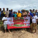 Bupati Merauke, Romanus Mbaraka sedang foto bersama masyarakat di Kampung Kondo – Surya Papua/IST