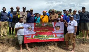 Bupati Merauke, Romanus Mbaraka sedang foto bersama masyarakat di Kampung Kondo – Surya Papua/IST