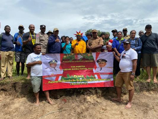 Bupati Merauke, Romanus Mbaraka sedang foto bersama masyarakat di Kampung Kondo – Surya Papua/IST