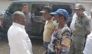 Bupati Merauke, Romanus Mbaraka saat sedang berkomunikasi dengan warga – Surya Papua/Frans Kobun