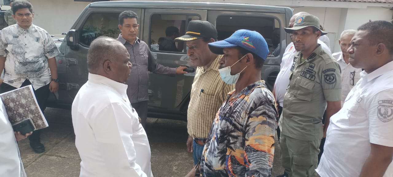 Bupati Merauke, Romanus Mbaraka saat sedang berkomunikasi dengan warga – Surya Papua/Frans Kobun