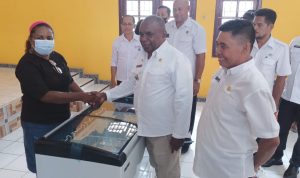 Peralatan yang diserahkan secara simbolis oleh Bupati Merauke, Romanus Mbaraka kepada salah seorang kelompok ekonomi kreatif orang asli Papua – Surya Papua/Frans Kobun