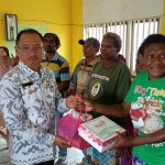 Wabup Merauke, H. Riduwan sedang memberikan bingkisan kepada masyarakat di RT 19, Kelurahan Samkai – Surya Papua/Yulianus Bwariat