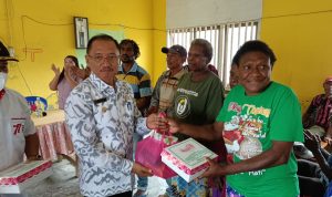 Wabup Merauke, H. Riduwan sedang memberikan bingkisan kepada masyarakat di RT 19, Kelurahan Samkai – Surya Papua/Yulianus Bwariat