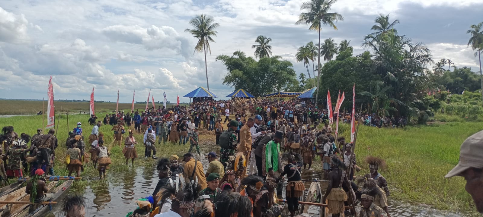 Ribuan masyarakat Mappi yang mengikuti Festival Budaya Sejuta Rawa – Surya Papua/Frans Kobun