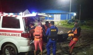 Korban sedang diturunkan dari ambulans untuk dihantar ke kamar mayat RSUD Boven Digoel – Surya Papua/IST