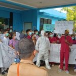 Aksi demonstrasi tenaga honorer di RSUD Merauke yang dilakukan sejak pagi sampai sekarang – Surya Papua/Yulianus Bwariat