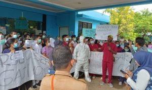 Aksi demonstrasi tenaga honorer di RSUD Merauke yang dilakukan sejak pagi sampai sekarang – Surya Papua/Yulianus Bwariat