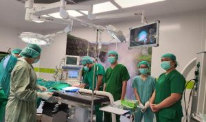 Tim dokter sedang melakukan operasi bedah di RSUD Merauke – Surya Papua/IST