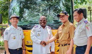 Sekda Merauke, Ruslan Ramli berjabatan tangan dengan Kepala Dinas Perhubungan Provinsi Papua – Surya Papua/Yulianus Bwariat
