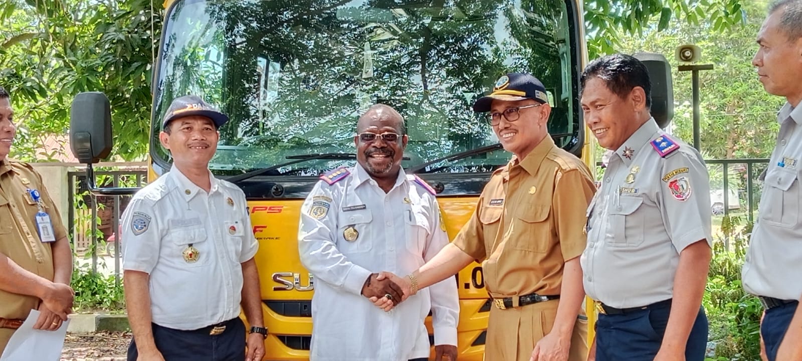 Sekda Merauke, Ruslan Ramli berjabatan tangan dengan Kepala Dinas Perhubungan Provinsi Papua – Surya Papua/Yulianus Bwariat