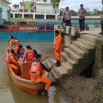 Tim SAR yang sedang melakukan pencarian ABK saat jatuh dari kapal di sungai Digoel – Surya Papua/IST