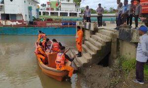 Tim SAR yang sedang melakukan pencarian ABK saat jatuh dari kapal di sungai Digoel – Surya Papua/IST