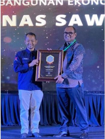 Penerimaan penghargaan dalam ajang Sawit Indonesa Award 2022 oleh Tunas Sawa Erma – Surya Papua/IST